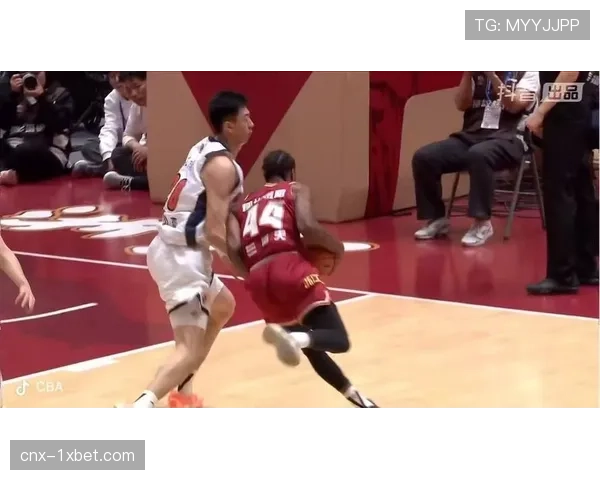 徐杰萨林杰关键时刻联动 广东宏远险胜浙江稠州